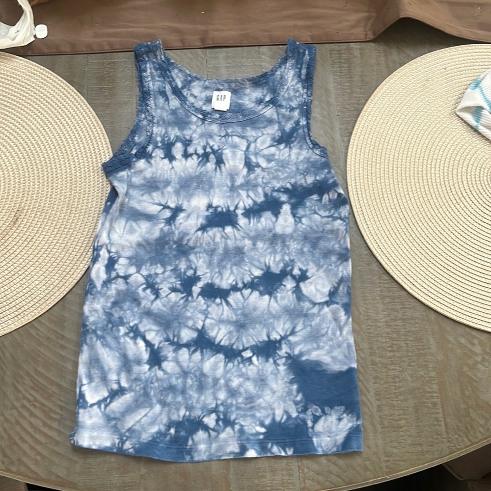 Gap tie-dyed tank top L with embroidery around the neck and arms
